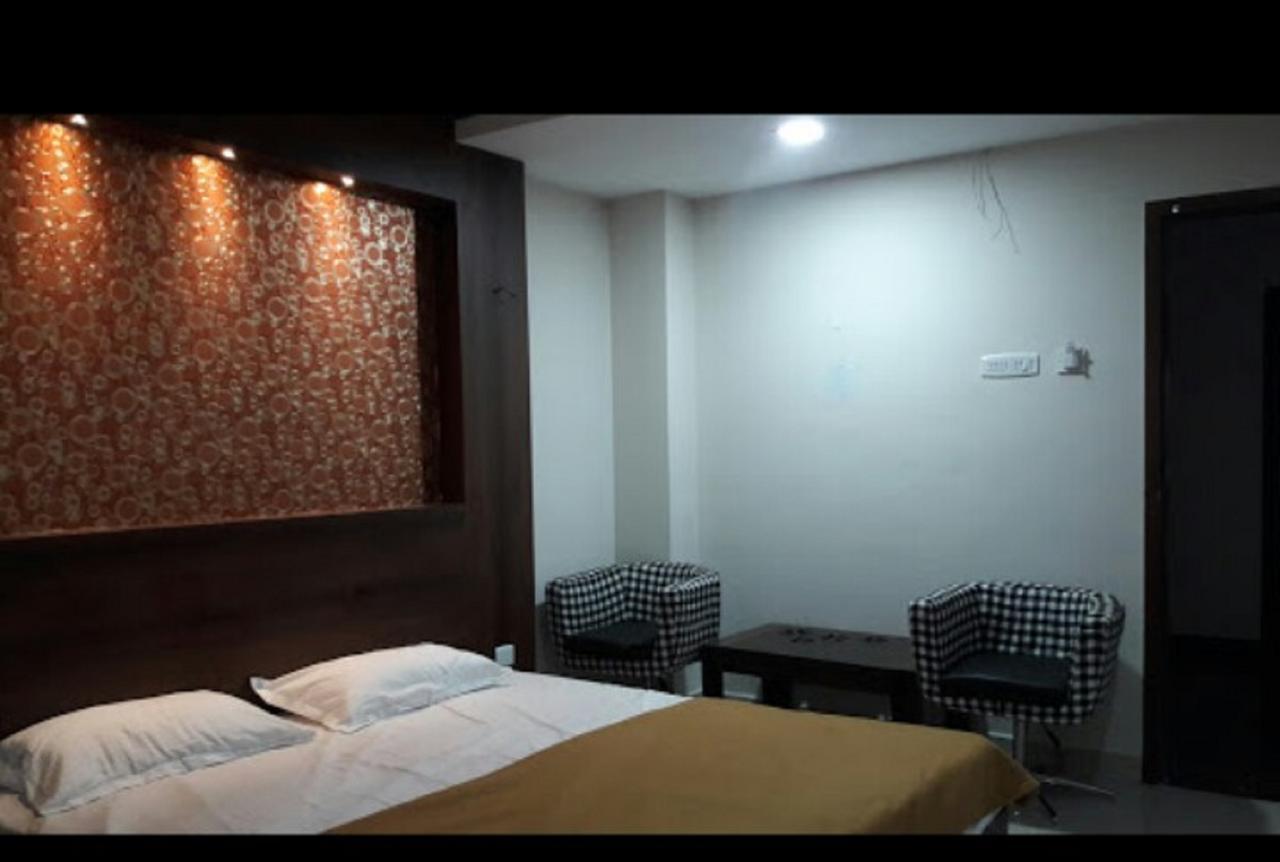 Hotel Gowri Sankar Ambāsamudram Esterno foto