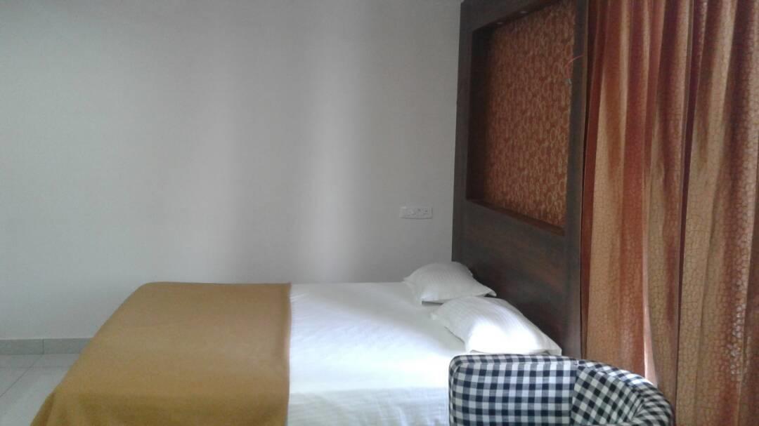 Hotel Gowri Sankar Ambāsamudram Esterno foto
