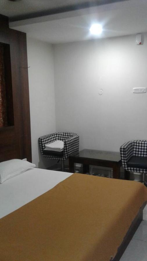 Hotel Gowri Sankar Ambāsamudram Esterno foto
