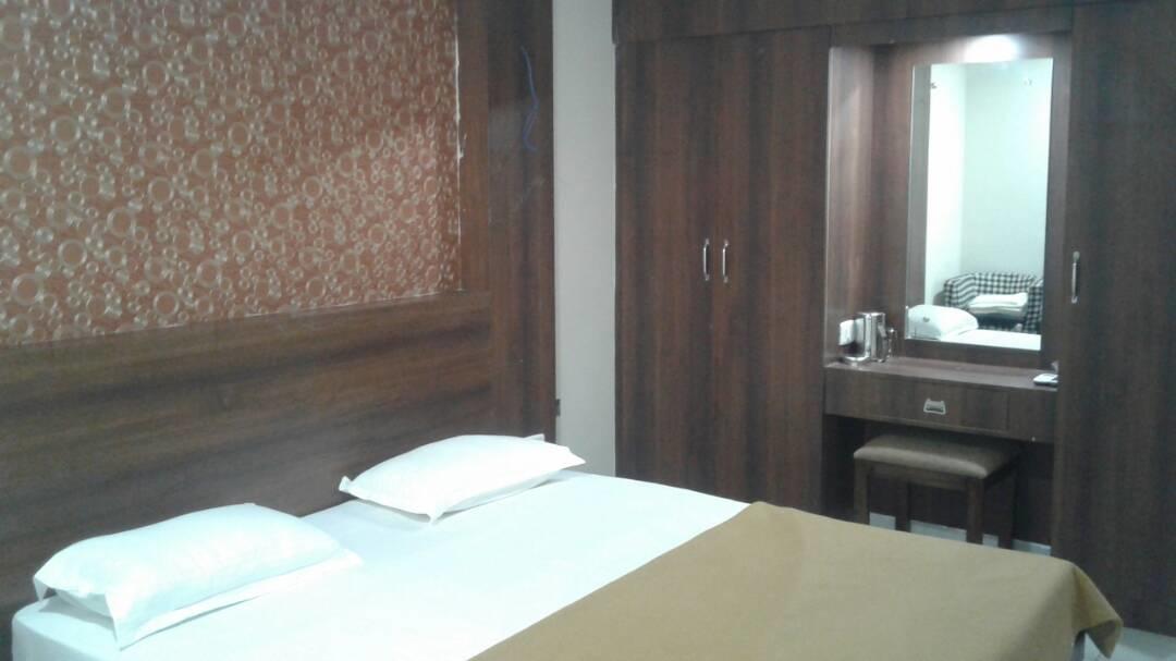 Hotel Gowri Sankar Ambāsamudram Esterno foto